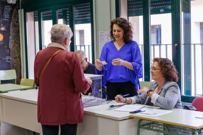 Imagen de archivo de una mujer votando en un colegio electoral