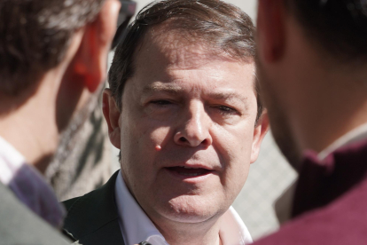 El presidente del PP de Castilla y León, Alfonso Fernández Mañueco, visita Reus con motivo de las elecciones en Cataluña.