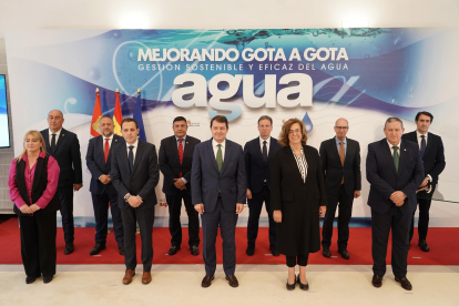 El presidente de la Junta de Castilla y León, Alfonso Fernández Mañueco, firma con las diputaciones provinciales el protocolo para la renovación de las redes de abastecimiento de agua.