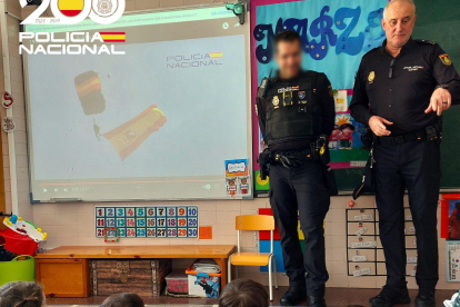 Imagen de la Policía Nacional dando una charla en un colegio