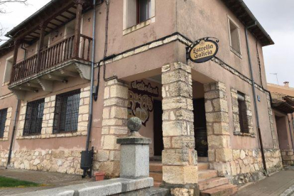 Imagen de archivo del bar y la vivienda a subasta en La Matilla (Segovia)