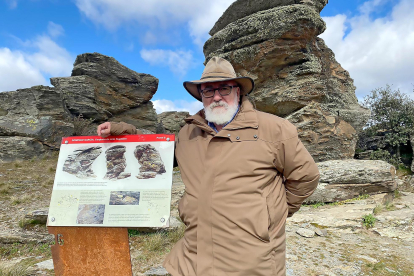 El arqueólogo Luciano Municio, frente a los grabados prehistóricos del Cerro de San Isidro, en Domingo García, Segovia.