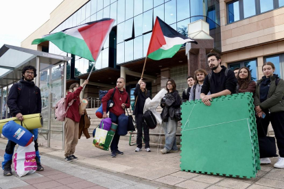 Imagen de los unviersitarios que acamparon en la Biblioteca Universitaria de León