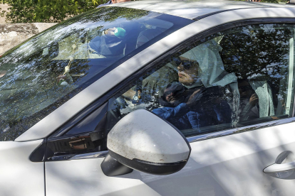 Varias monjas salen del convento de Belorado en coche ante la expectación de los medios allí desplazados.