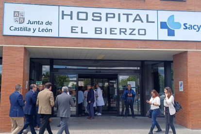consejero de Medio Ambiente, Vivienda y Ordenación del Territorio, Juan Carlos Suárez-Quiñones, visita a los heridos del IES Álvaro de Mendaña de Ponferrada por desprenderse una escalera que da acceso al patio