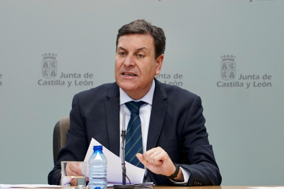 El consejero de Economía y Hacienda y portavoz, Carlos Fernández Carriedo, comparece en rueda de prensa posterior al Consejo de Gobierno