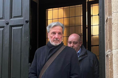 Pedro Muñoz abandona la Audiencia Provincial de León tras el primer día de juicio por un presunto delito de tentativa de homicidio, maltrato, amenazas, injurias y lesiones