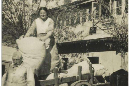 El panadero Celestino con su hija Joséfa descargando trigo para la panadería