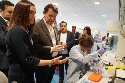 El presidente de la Junta de Castilla y León, Alfonso Fernández Mañueco, visita las instalaciones de la empresa 53Biologics.