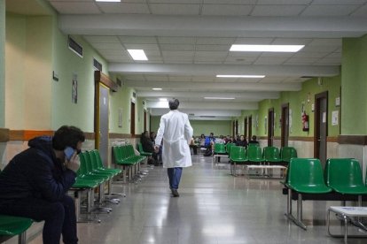 Médico andando por un hospital