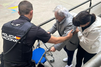 La Policía Nacional ayuda a una anciana de 100 años a votar en Ávila