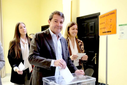 Alfonso Fernández Mañueco ejerce su derecho al voto en Salamanca. ICAL
