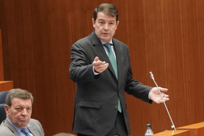 Alfonso Fernández Mañueco durante el pleno de las Cortes