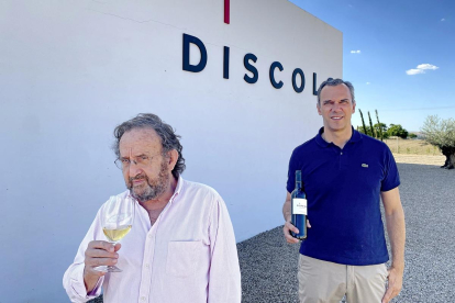 Francisco Somoza y Esteban Sánchez, en el exterior de la bodega.