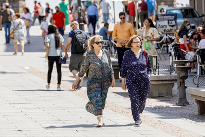 Peatones recorren las calles de Segovia. ICAL