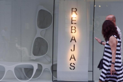 Comienzan las rebajas en las grandes superficies.