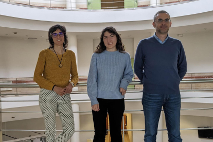 Natalia Crespo, estudiante de la UVa, acompañada de sus tutores Irene Ruano y Guillermo Vega Gorgojo.