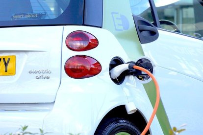 Recarga de un vehículo eléctrico en una 'electrolinera'. PQS / CCO