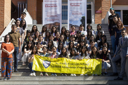 Presentación de un grupo de 40 estudiantes de Hong Kong que llegan con cuatro profesores acompañantes a realizar un curso de lengua, comunicación y cultura españolas en el Campus de Ávila de la Universidad de Salamanca.