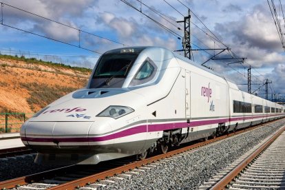Tren AVE en imagen de archivo. - RENFE - Archivo