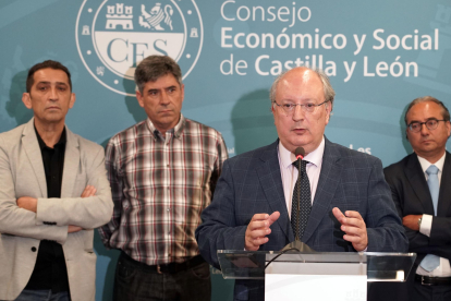El presidente del Consejo Económico y Social de Castilla y León, Enrique Cabero, presenta el estudio sobre Desplazamiento intracomunitario de trabajadores entre Portugal y España. Implicaciones en las regiones de centro de Portugal y Castilla y León junto a las organizaciones sindicales portuguesas Confederação Geral dos Trabalhadores Portugueses - Intersindical Nacional (CGTP-IN) y la União Geral de Trabalhadores (UGTP), acompañando a los consejeros del CES de CCOO y UGT.