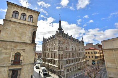 Edificio 'Casa Botines' de León, diseñado y construido por Gaudí