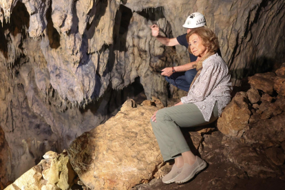 Su Majestad la Reina Doña Sofía, en la Cueva Mayor de Atapuerca