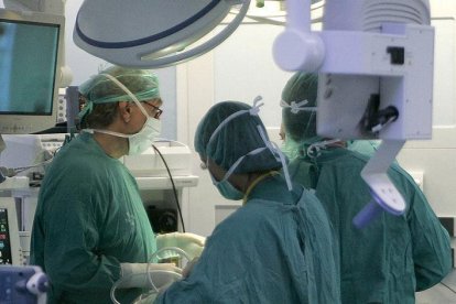 Interior de un quirófano durante una intervención