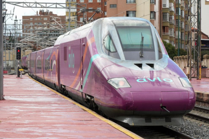 Imagen de la salida del primer tren de Renfe AVLO en la estación de Campo Grande de Valladolid esta primavera.