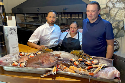 Keury Yanluis jefe  de cocina del establecimiento, junto a Rosanna Fernández y Roberto Fernández, gerente del local.