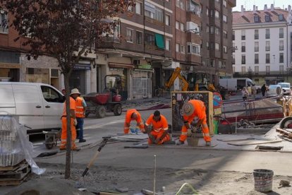 Operarios trabajando en una obra de Valladolid.