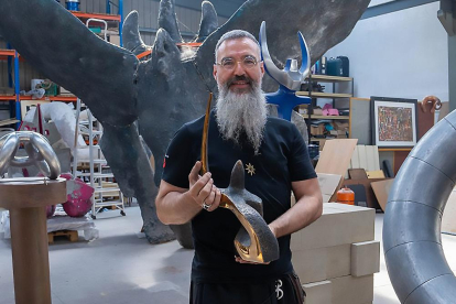 Óscar Martín de Burgos, rodeado de sus esculturas en su taller burgalés.