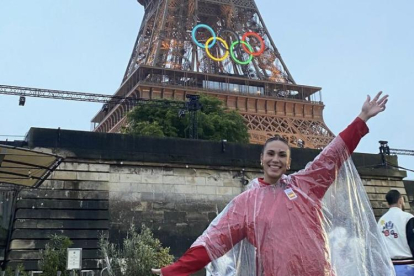 María Prieto O'Mullony bajo la Torre Eiffel