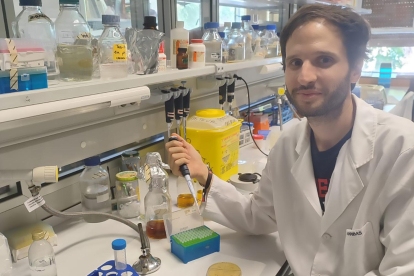El investigador Víctor Arribas en el laboratorio.