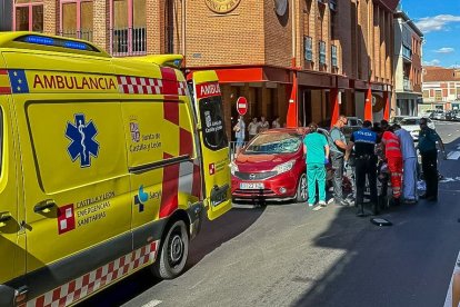 Efectivos sanitarios atienden a la mujer atropellada