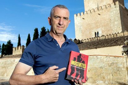 El guardia civil y escritor de Ciudad Rodrigo(Salamanca), Juan José Mateos, continúa plasmando sobre el papel la historia de víctimas de ETA. ICAL