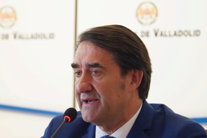 El consejero de Medio Ambiente, Vivienda y Ordenación del Territorio, Juan Carlos Suárez-Quiñones, durante la firma del Protocolo de Abastecimiento de Agua potable en la provincia de Valladolid.