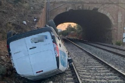 Furgoneta volcada en las vías del tren