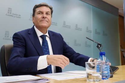 El consejero de Economía y Hacienda y portavoz, Carlos Fernández Carriedo, comparece en rueda de prensa posterior al Consejo de Gobierno