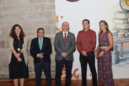 El viceconsejero de Política Agraria Comunitaria y Desarrollo Rural, Jorge Llorente(C), junto al director general del ITACyL, Rafael Sáez(I); y al director del concurso, David Delgado(D), da a conocer el fallo del jurado de los Premios Cincho 2024, flanqueados por la subdirectora investigación y tecnología del ITACyL, Cristina León; y la jefa de área de Investigación Ganadera del ITACyL, Sara Olmedo.