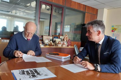 Jesús Mediavilla, presidente del Banco de Alimentos de Castilla y León, y Jesús García del Valle, director de Aquona, durante la firma del acuerdo.