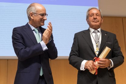 Javier Iglesias entrega la Medalla de Oro de la provincia de Salamanca al Bolsín Taurino de Ciudad Rodrigo.