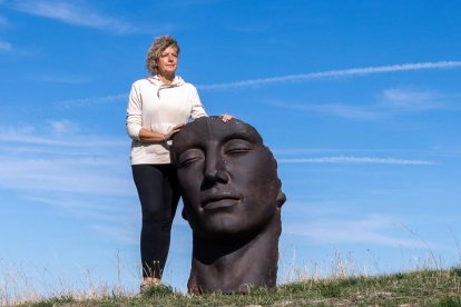 Ana Sánchez con una de sus esculturas en Castejón del Campo