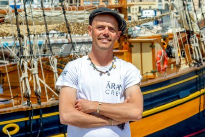 Pau Tatania, propietario del Goleta Äran, un barco abandonado de 1903 que ha restaurado.