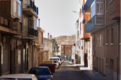 Calle Cardenal Cisneros de la capital abulense, lugar de la pelea.