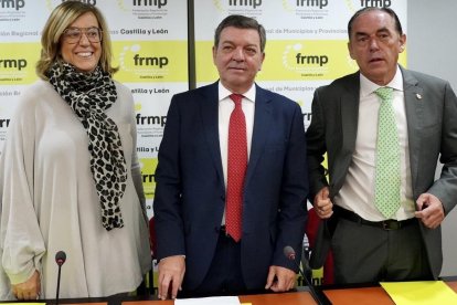 Ángeles Armisén, Luis Miguel González Gago y Benito Serrano.