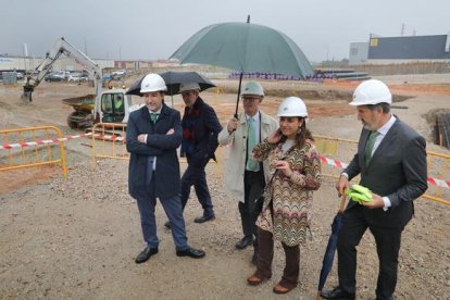 La alcaldesa de Palencia, Miriam Andrés, acompañada del delegado de Iberdrola en Castilla y León, Miguel Calvo (C); y el responsable del proyecto, Javier Amores(I), entre otros, visitan las obras de construcción de una central de generación de origen 100 por ciento renovable