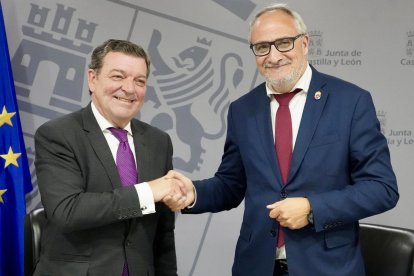 El consejero de la Presidencia, Luis Miguel González Gago, y el presidente del Consejo Comarcal de El Bierzo, Olegario Ramón.