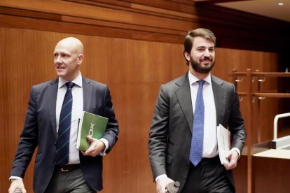 Carlos Menéndez y Juan García-Gallardo en el pleno de las Cortes de Castilla y León.