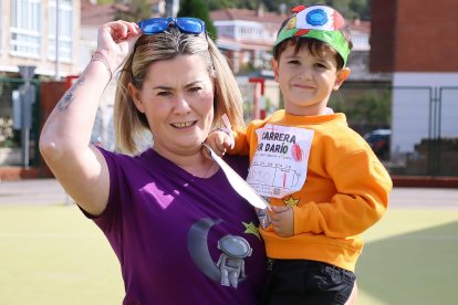 Darío y su madre, Beatriz de Haro, en la carrera solidaria por la investigación de su enfermedad.
